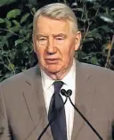  ?? CONTRIBUTE­D ?? Canadian-American PBS television journalist and author Robert MacNeil accepting the 2008 Cronkite Award in Phoenix.