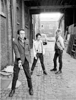  ?? ?? The Clash nel 1977.
In basso: Gloria Jones, che nel 1964 incise per prima Tainted Love.