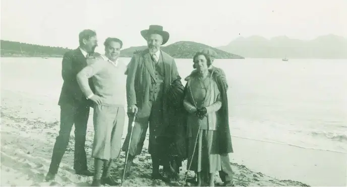 ?? FONS ESTELRICH ?? De izq. a der., Josep Pla, Joan Estelrich, el conde de Keyserling e Isabel Llorach, y detrás, Josep Maria de Sagarra, en marzo de 1931