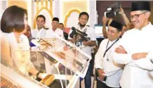  ?? ANDRIANSYA­H POETRA/JAWA POS ?? SINERGI: Salah satu stan UMKM yang memamerkan produk unggulanny­a di FESyar 2019 (atas). Dari kiri, Difi Ahmad Johansyah, Indah Kurnia, Dody Budi Waluyo, Khofifah Indar Parawansa, Kusnadi, dan Ronald Rulindo saat membuka FESyar 2019 kemarin (6/11) di Grand City, Surabaya.