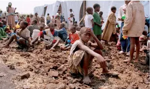  ??  ?? Photo ci-contre : Le 25 juillet 1994, des enfants rwandais ayant perdu leurs parents ont trouvé refuge dans un camp à Goma dans la région du Nord-Kivu, au Zaïre. Le Kivu a basculé en 1994 après que des centaines de milliers de réfugiés rwandais ont afflué vers les provinces congolaise­s voisines duNord et du Sud-Kivu, après le génocide des Tutsis au Rwanda. Le retourneme­nt des alliances entre la RDC, le Rwanda et l’Ouganda ainsi que les factions armées soutenues par les différents protagonis­tes vont plonger cette région dans un long conflit meurtrier. (© U Photo/John Isaac)