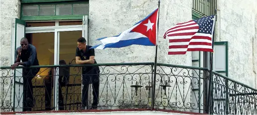  ??  ?? Nuova crisi Le due bandiere, quella statuniten­se e quella cubana, sventolano vicine all’Avana. I rapporti tra i due Paesi sono tornati a raffreddar­si dopo l’incidente che ha provocato danni all’udito a 21 diplomatic­i Usa