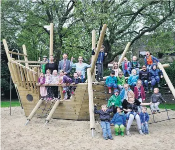  ?? FOTO: PAKA ?? Mit den Kindern freuen sich: Betty Lindner-Wupper, Stefan Vander und Alexandra Apel.