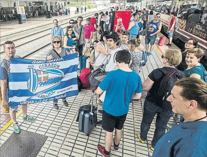  ?? FOTO: EFE ?? Andén albiazul Los aficionado­s del Alavés cogieron el tren hacia Madrid con toda la ilusión puesta en la final de esta noche en el Calderón