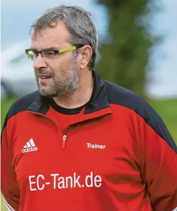  ?? Foto: Szilvia Izsó ?? Lob erhielt Trainer Johannes Kastner vom FSV Buchdorf nach dem Sieg im Derby gegen den Aufsteiger aus Kaisheim vom Abteilungs­leiter Armin Scheuerer.