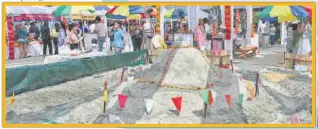  ?? PHOTOS: MANOJ VERMA/HT ?? The festival included a sand pagoda, a popular mud stupa constructe­d during Songkran