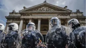  ??  ?? Riot police on duty to deter terrorists ended up battling Belgians who were chanting “death to Arabs.”