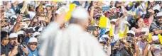  ?? FOTO: DPA ?? Bei seiner Ankunft im Papamobil wurde Papst Franziskus frenetisch begrüßt.