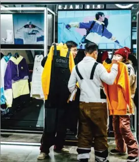  ?? ?? Consumers browse sportswear at a Goski Originals store in Jilin, Jilin province, in January.