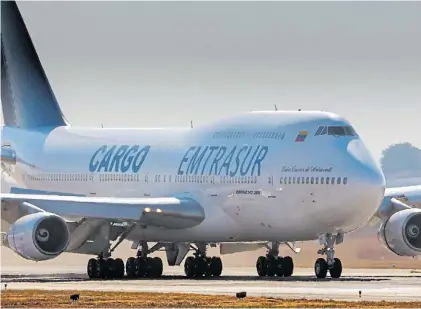  ?? SEBASTIAN BORSERO ?? El Boeing 747. Está retenido en el aeropuerto internacio­nal de Ezeiza por orden del juez.