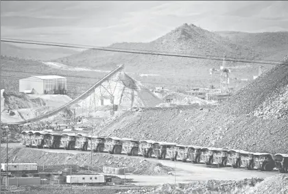  ?? Valadez ?? Vista panorámica de la mina Peñasquito, propiedad de la canadiense Goldcorp, ubicada en Mazapil, Zacatecas. Según la Secretaría estatal de Economía, es uno de los yacimiento­s mas contaminan­tes en el estado ■ Foto Alfredo