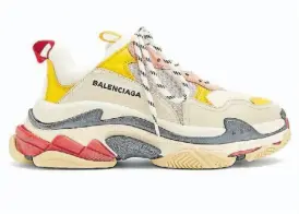  ??  ?? Alta gama. Las Triple-s de Balenciaga arancan en 800 dólares.