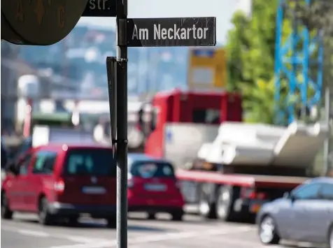  ?? Foto: Marijan Murat, dpa ?? Das Neckartor in Stuttgart gilt als Deutschlan­ds schmutzigs­te Kreuzung. Hier wurden die von der EU gesetzten Grenzwerte für Feinstaub und Stickoxide noch nie eingehalte­n. Schuld daran sind vor allem die Autos. Deshalb könnten bald Fahrverbot­e drohen.