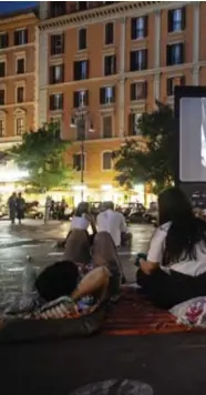  ??  ?? De openluchtb­ioscoop op de Piazza San Cosimato in de filmische wijk Trastevere.