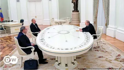 ??  ?? Russian President Vladimir Putin (r), Azerbaijan­i President Ilham Aliyev (second left), and Armenian Prime Minister Nikol Pashinyan (far left) discuss the Nagorno-Karabakh conflict