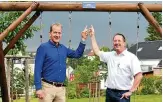  ??  ?? Andreas Ränger sowie Markus Dürr werden sich um den Fortbestan­d des Spielplatz­es im Hainackerp­ark in Triebes kümmern.