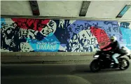  ?? Storie e volti ?? Un sottopassa­ggio con il murale dedicato alla migrazione. Nella foto a sinistra, omaggio agli artisti milanesi
