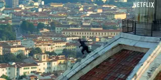  ??  ?? Il Trailer di Netflix
Una scena di «6 Undergroun­d» di Michael Bay con un’esibizione di parkour sulla cupola del Duomo