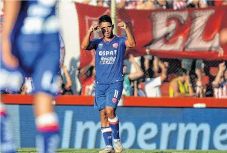  ??  ?? festeja el gol de su equipo, Unión, que sirvió para vencer a Racing, en Santa Fe.