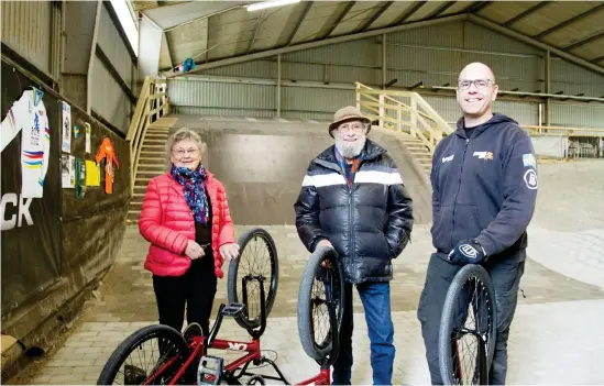  ?? Bild: Carina Nilsson ?? Henrik Björklund och hans föräldrar Kerstin och Sven Hallenheim har byggt Sveriges första inomhushal­l för bmx-racing.