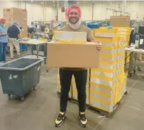  ?? SUMINISTRA­DA ?? Torres poses with the first batch of doughnuts, which have up to 75 days of shelf life.