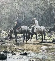  ?? FLAVIA COMPANY ?? Presència humana. Uns gautxos donen beure als seus cavalls al riu Chavascate de Cerro Azul. Pel camí, estem pràcticame­nt soles
