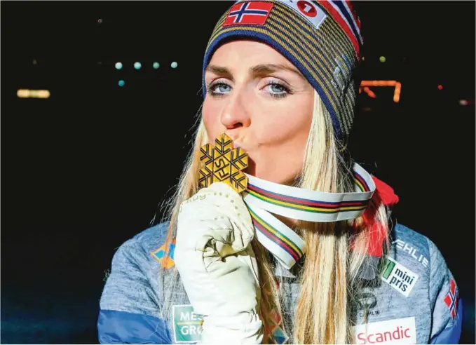  ?? FOTO: NTB SCANPIX ?? OVERLEGEN: Therese Johaug vant som ventet skiathlon-øvelsen overlegent lørdag. Hun var over minuttet foran resten av feltet.