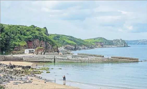  ?? MIENEKE ANDEWEG-VAN RIJN / GETTY ?? ‘Isla fría’. Vista de la pequeña isla de Caldey y su puerto. El nombre Caldey significa isla fría en noruego
antiguo