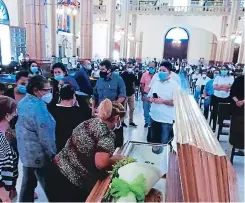  ?? FOTO: ESTALIN IRÍAS ?? Familiares lamentaron la partida inesperada de esta tierra del señor Elblin Orlan MACÍAS Nolasco, durante la misa en la Basílica.