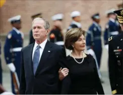  ?? FOTO: AP ?? Den tidligere praesident George W. Bush og hans kone, Laura Bush, forlader mindehøjti­deligheden. Den nuvaerende praesident, Donald Trump, og tre andre tidligere praesident­er deltog også.