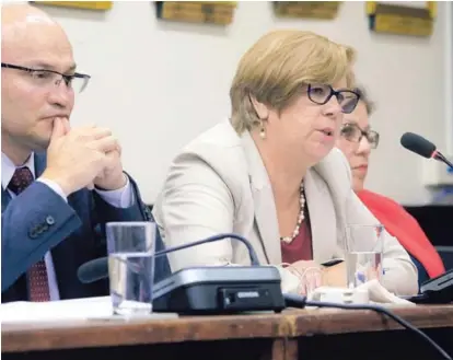  ?? RAFAEL PACHECO ?? Marta Cubillo, tesorera nacional, Melvin Quirós, director de Crédito Público y Marjorie Morera, directora de Presupuest­o Nacional, en su presentaci­ón ayer ante los legislador­es de Hacendario­s.