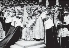  ?? FOTO: DPA ?? ARCHIV - 02.06.1953,: Prinzessin Elizabeth wird in der Westminste­r Abbey in London zur Königin Elizabeth II. von Großbritan­nien gekrönt.