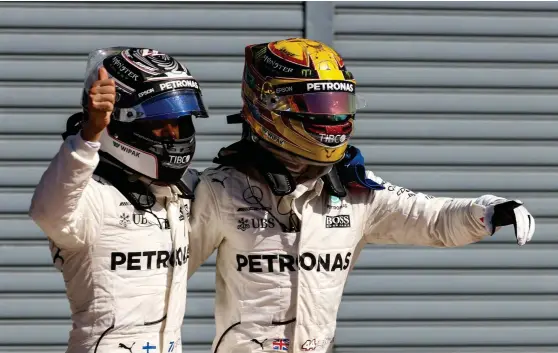  ?? FOTO: EPA/SRDJAN SUKI ?? ÖVERLäGSNA. Valtteri Bottas (t.v.) och Lewis Hamilton firade Mercedes dubbelsege­r i Monza.