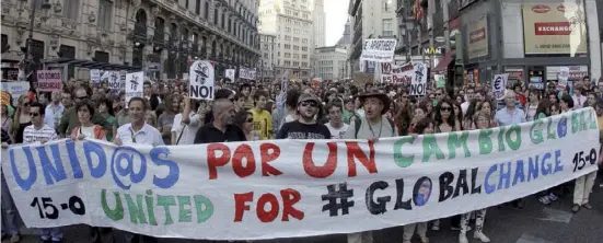  ?? Fotos: Archiv ?? Auf 15-M folgte 15-O: Noch im Oktober 2011 protestier­te die bunte Erneuerung­sbewegung in Madrid.