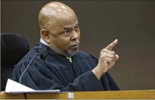  ?? AJC 2022 ?? Fulton County Chief Judge Ural Glanville and state’s witness Adrian Bean get into verbal sparring match Friday after Bean, who on the stand claimed memory loss, repeatedly asks Glanville if he was the one on trial.