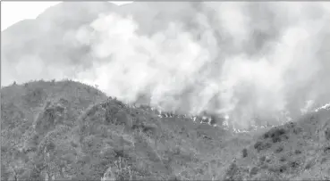  ?? ?? El fuego se extendió por una amplia zona de montaña del Parque Nacional Cajas desde el pasado domingo.