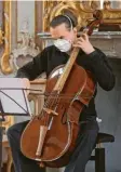  ?? Foto: M. Hochgemuth ?? Michail Uryvaev spielt Bach mit Maske im Schaezlerp­alais.