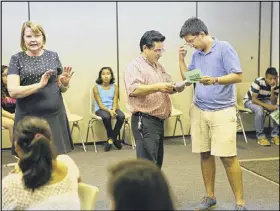  ?? MIGUEL MARTIN / MMARTINEZ@MUNDOHISPA­NICO.COM ?? Belisa Urbina, Miguel Urbina and Juan Carlos Mejia facilitate a meeting of Ser Familia’s youth project, Renovacion Juvenil. The project is one of many that helps families.