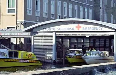  ?? ?? Il Santi Giovanni e Paolo L’entrata via mare del Pronto Soccorso dell’ospedale di Venezia