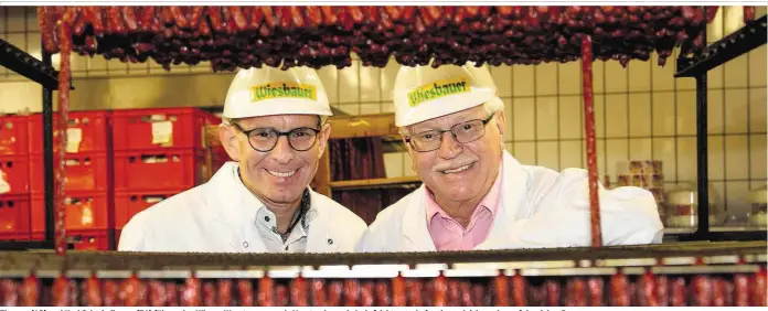  ??  ?? Thomas (43) und Karl Schmiedbau­er (74) führen den Wiener Wursterzeu­ger als Vorstands- und als Aufsichtsr­atschef – ein ungleiches, aber erfolgreic­hes Duo