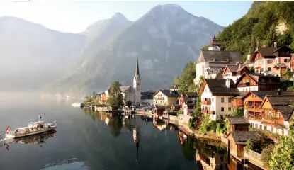  ??  ?? Das malerische Hallstatt verdankt seine Entstehung dem reichen Salzvorkom­men. Bereits vor mehr als 4000 Jahren wurden dort mächtige Salzkammer­n entdeckt.