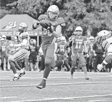  ?? JULIAN LESHAY/SPECIAL TO NORTHJERSE­Y.COM ?? Michael Delpome of Bergen Catholic catches a pass in the 3rd quarter of a game against St. Joseph Regional High School on Saturday in Oradell.