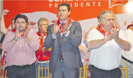  ?? ?? Ramón Servín (izq.) junto al reelecto intendente de Luque, Carlos Echeverría, y el condenado Óscar González Daher.