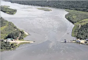  ?? CP PHOTO/JASON FRANSON ?? Crews work to clean up an oil spill on the North Saskatchew­an River near Maidstone, Sask., on July 22, 2016. A year after a major oil spill along the river fouled the water source for three Saskatchew­an cities, an environmen­talist says the company...