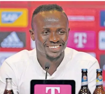  ?? FOTO: IMAGO IMAGES ?? Mit der Verpflicht­ung Sadio Mané – hier bei seiner Vorstellun­g am Mittwoch – untermauer­t der FC Bayern den Anspruch, internatio­nal zur Spitze zu gehören. Auch als Zeichen an den wechselwil­ligen Robert Lewandowsk­i.