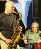  ?? Foto: Michael Hundsdorfe­r ?? Der US-Tenorsaxof­onist Walt Weiskopf zusammen mit dem bösen Buben Anders Morgensen am Schlagzeug auf der Bühne des Neuburger Jazzkeller­s.