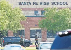  ?? [PHOTO BY STEVE GONZALES, HOUSTON CHRONICLE VIA AP] ?? Law enforcemen­t officers respond to Santa Fe High School after an active shooter was reported on campus Friday in Santa Fe, Texas.