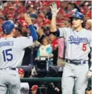  ?? AFP ?? Austin Barnes celebra con Corey Seager (5) la victoria.