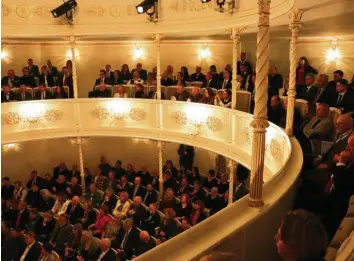  ?? Fotos: Marcel Rother ?? Das Neuburger Stadttheat­er wurde am 25. August 1869 erstmals eröffnet. Am Donnerstag­abend beim Neujahrsem­pfang drehte sich alles um die 150-jährige Geschichte dieses Hauses.