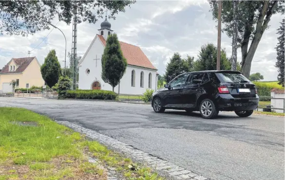  ?? FOTO: JENNIFER KUHLMANN ?? Die Einwohner von Völlkofen warten schon lange auf die Erneuerung der Ortsdurchf­ahrt und einen Gehweg. Jetzt sind die Arbeiten endlich ausgeschri­eben worden.